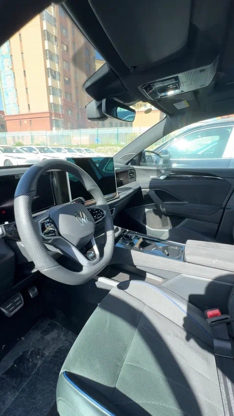 Volkswagen Tiguan L Pro view 3