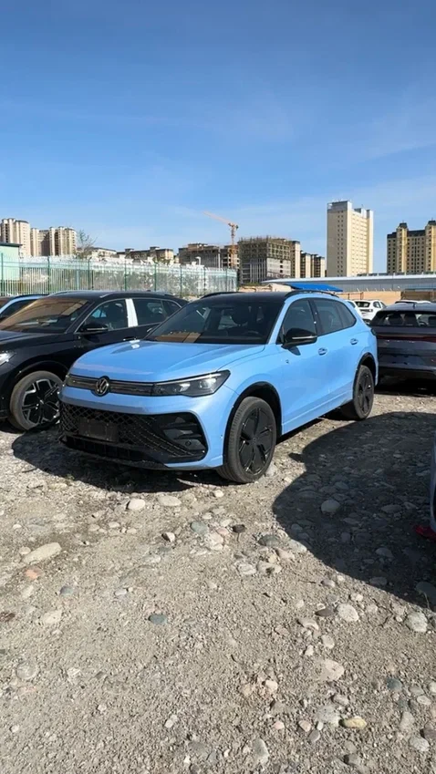 Volkswagen Tiguan L Pro view 2