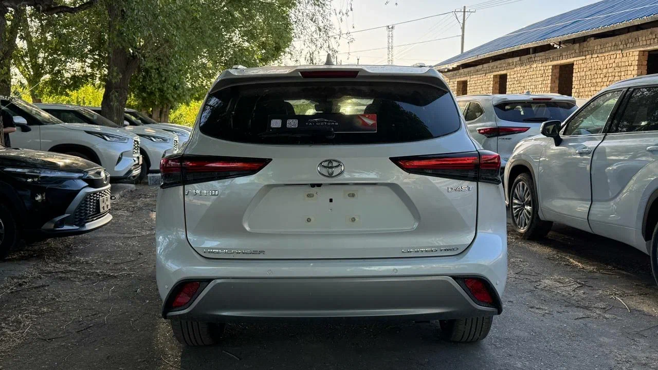 Toyota Highlander view 4