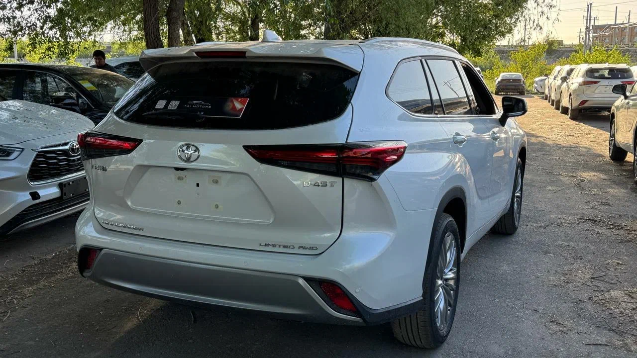 Toyota Highlander view 3