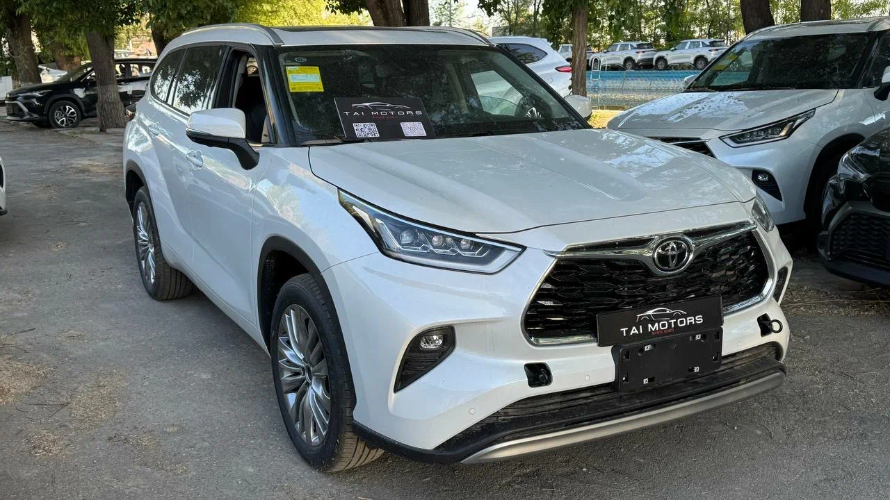 Toyota Highlander view 2